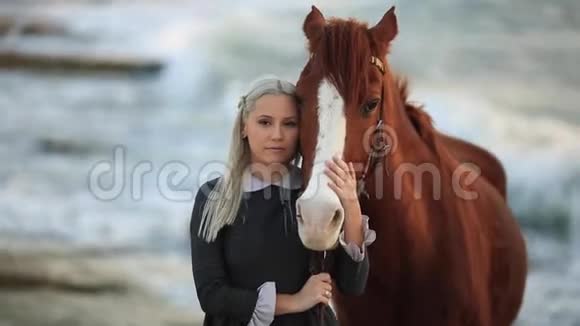 年轻漂亮的女孩带着马走在海里视频的预览图