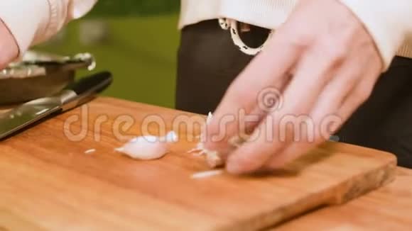 家中厨房的女手特写将大蒜从果皮中清洗干净景深较浅视频的预览图