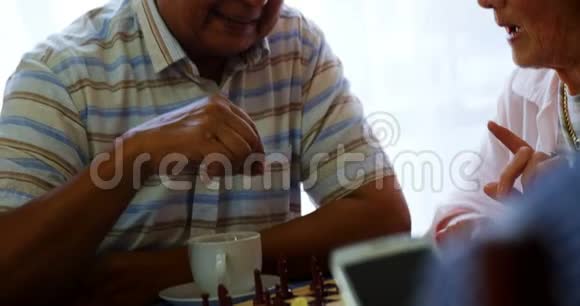 老年人下棋时互动视频的预览图