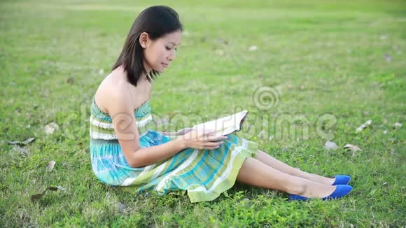 女孩在公园看书微笑视频的预览图