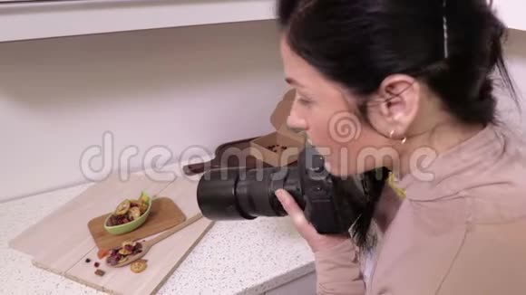 女摄影师在食物拍照前视频的预览图