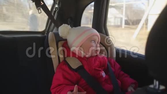 一个一岁的小孩子坐在汽车座椅上看着窗外视频的预览图