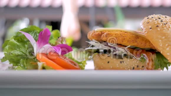 蔬菜汉堡和蔬菜素食汉堡放在白色盘子里2次射击视频的预览图