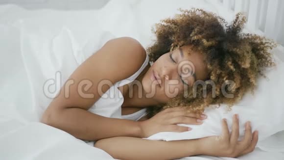 做梦的女人睡在床上视频的预览图