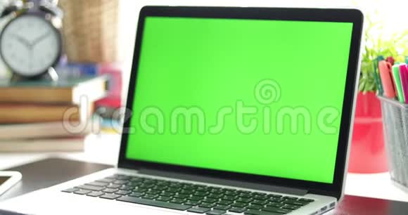 在笔记本电脑上观看的年轻男孩的肩膀上正在使用的技术绿色屏幕铬钥匙笔记本电脑娃娃视频的预览图
