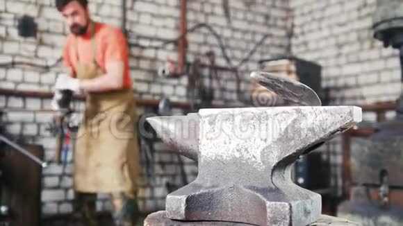 铁砧的背景是肌肉发达的铁匠视频的预览图