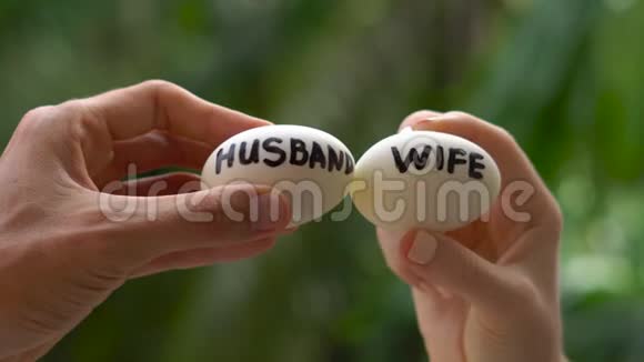 有铭文的鸡蛋妻子和丈夫夫妻间的冲突视频的预览图