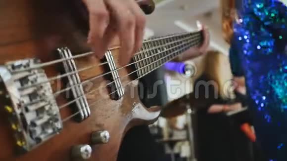 一个男人在婚礼上弹吉他特写镜头视频的预览图