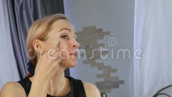 美丽的健康女人做油脸按摩健康护肤中国按摩4K视频的预览图