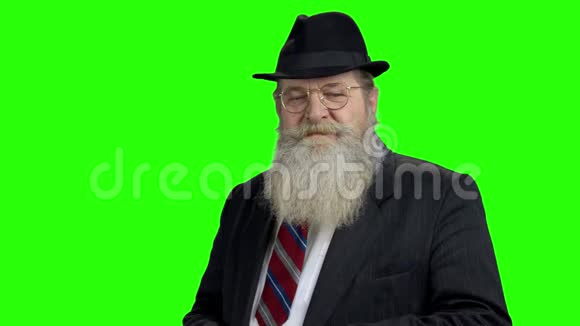 绿色屏幕上留着胡子的自信的高级男人视频的预览图