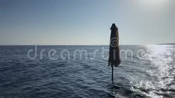 在海中遮阳伞视频的预览图