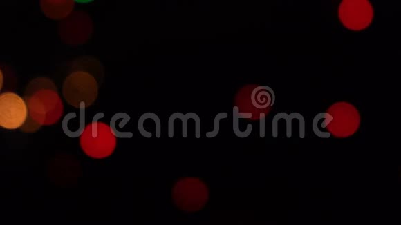 抽象模糊的圣诞节RGB灯bokeh背景闪烁的圣诞树灯光闪烁视频的预览图