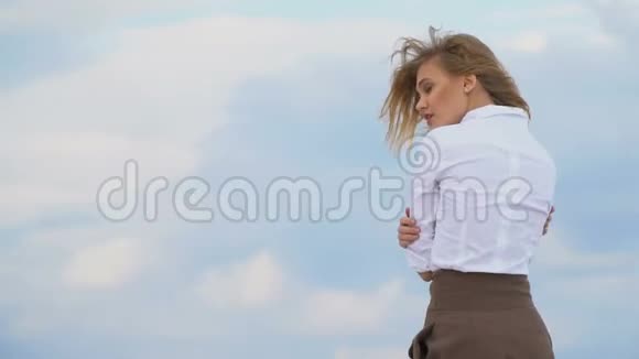 瘦女孩在沙漠中的云层中行走视频的预览图