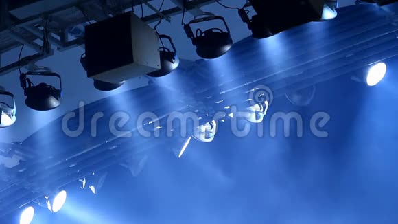 昂贵的灯光设备悬挂在音乐厅的舞台上表演视频的预览图