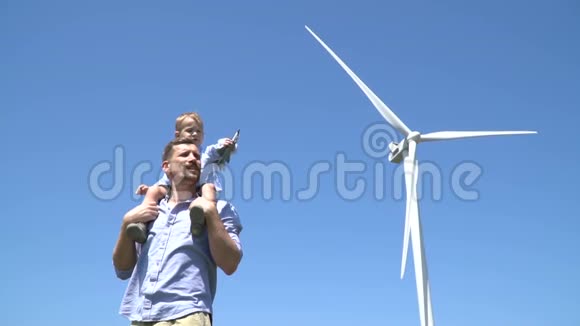 一个孩子坐在父亲的肩上玩玩具飞机视频的预览图