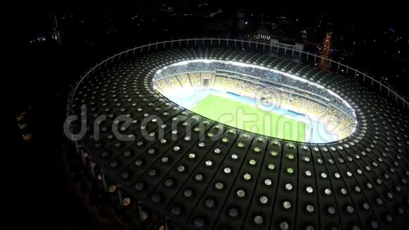 提供凉爽照明的巨大美丽体育场上的足球比赛视频的预览图