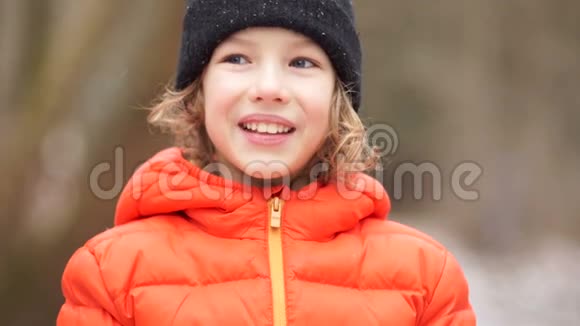 一个欧洲男孩对着镜头微笑的肖像情绪化的男孩嘲笑摄像机一个男孩的美丽肖像视频的预览图