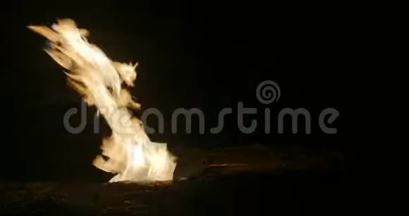 人烤棉花糖上火视频的预览图