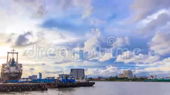 码头和多云的天空视频的预览图