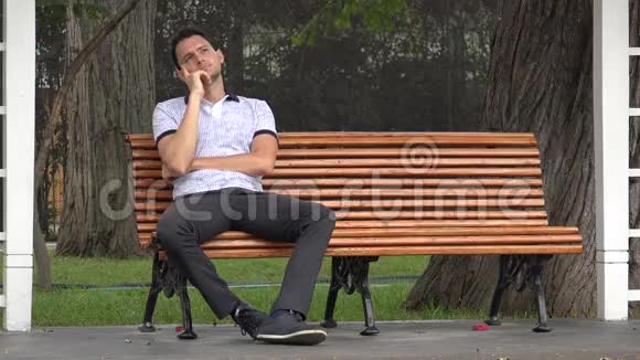 一个人独自坐在公园里视频的预览图