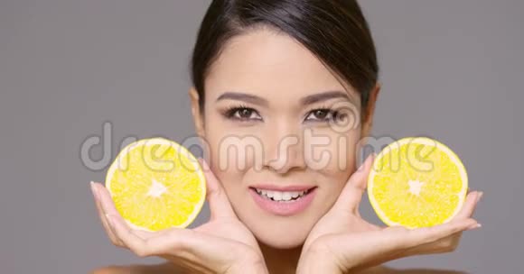 带着柠檬半身的漂亮微笑的女人视频的预览图