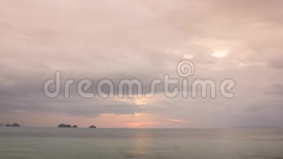海边的日落和前面的一些小岛屿渡船经过泰国萨梅视频的预览图
