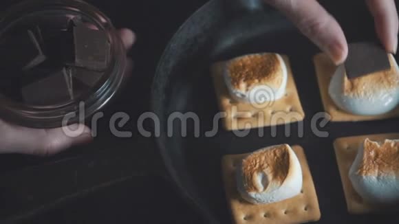 把巧克力片放在棉花糖上视频的预览图