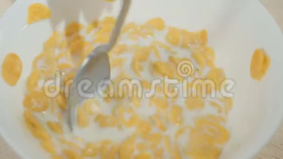 汤匙把汤片和牛奶混合在汤盘里视频的预览图