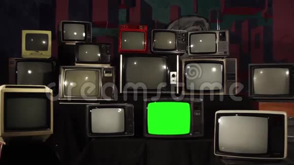 许多TVS与绿色屏幕打开视频的预览图