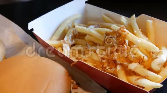 青少年正在吃洋葱和奶酪炸薯条用不健康的食物或快餐刺破塑料叉子视频的预览图