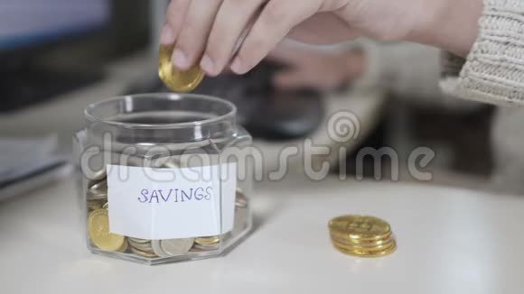 人把比特币收集到一个罐子里用电脑节省下来的钱视频的预览图