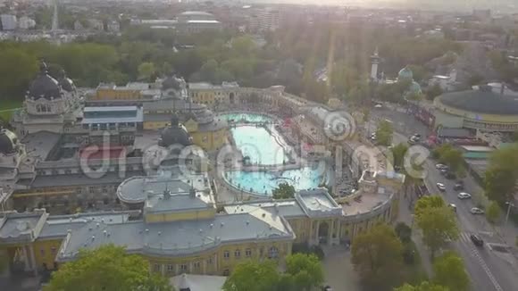 空中拍摄游泳池Gellert水疗中心和布达佩斯浴室匈牙利空中景观视频的预览图