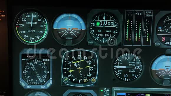 飞行控制系统显示高度和速度细节飞机导航视频的预览图