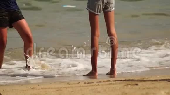 两位年轻女士的腿在白色沙滩上散步度过暑假视频的预览图