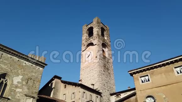 贝加莫意大利古老的城镇钟楼上的风景叫做IlCampanone它位于上城的主要广场视频的预览图