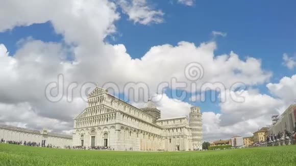 美丽的白云飞在比萨大教堂和意大利斜塔之上视频的预览图