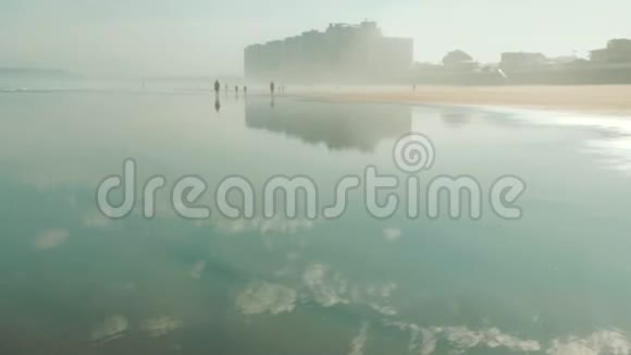 在美丽的晨曦中雾状晨曦的大西洋海岸视频的预览图