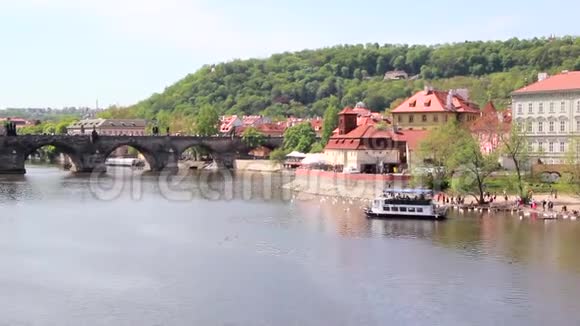 捷克布拉格查尔斯桥的伏尔塔瓦河景观视频的预览图