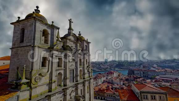 波尔图古城葡萄牙里贝拉区的城市建筑视频的预览图