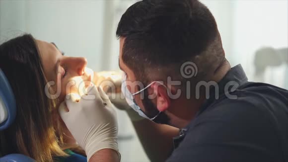 牙科医生对女性病人的初步检查视频的预览图