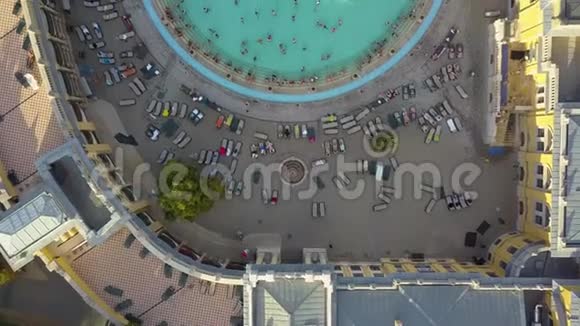 空中拍摄游泳池Gellert水疗中心和布达佩斯浴室匈牙利空中景观视频的预览图