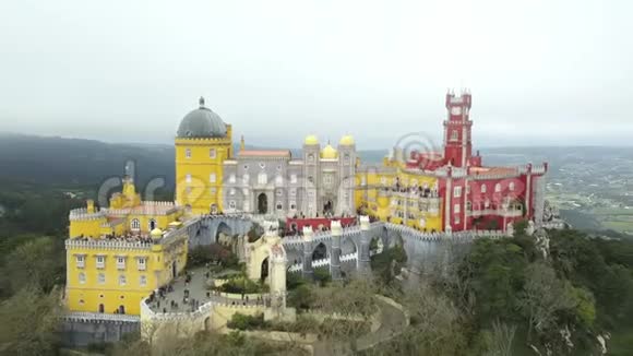 Pena宫葡萄牙Sintra市里斯本区GrandeLisboa市的浪漫主义城堡鸟瞰视频的预览图