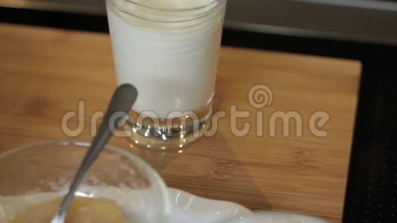 早餐麦片牛奶和果酱视频的预览图