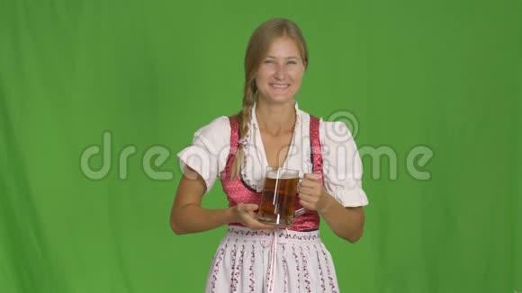 带着绿色啤酒的微笑女孩啤酒节视频的预览图