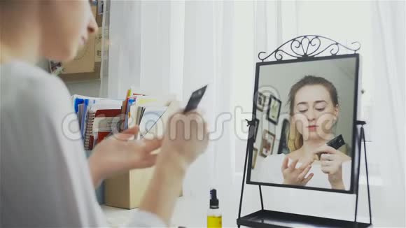 女人脸上戴着奶油或化妆面具的肖像视频的预览图
