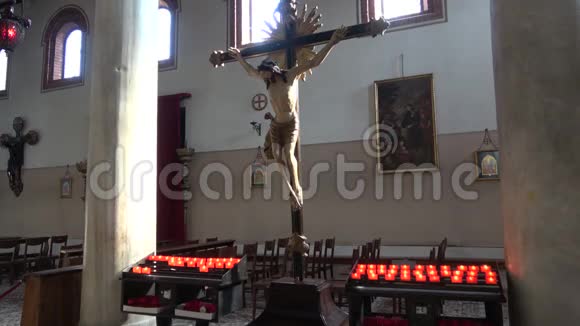 耶稣基督的十字架中世纪圣蒂玛丽亚多纳托教堂的旧雕塑威尼斯穆拉诺岛视频的预览图