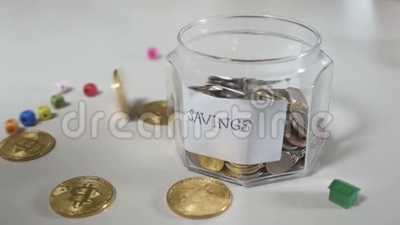 比特币在罐子附近用文字比特币旋转和打破立方体节省了钱视频的预览图