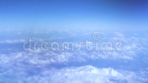 蓝天上飘浮的云彩从飞行的飞机窗口鸟瞰蓝天白云天堂复制空间视频的预览图