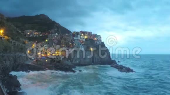 意大利美丽的波西塔诺村附近的海浪冲刷岩石风暴时间视频的预览图