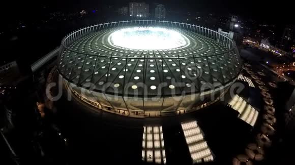 体育场内挤满了足球迷现代竞技场的夜间空中射击视频的预览图